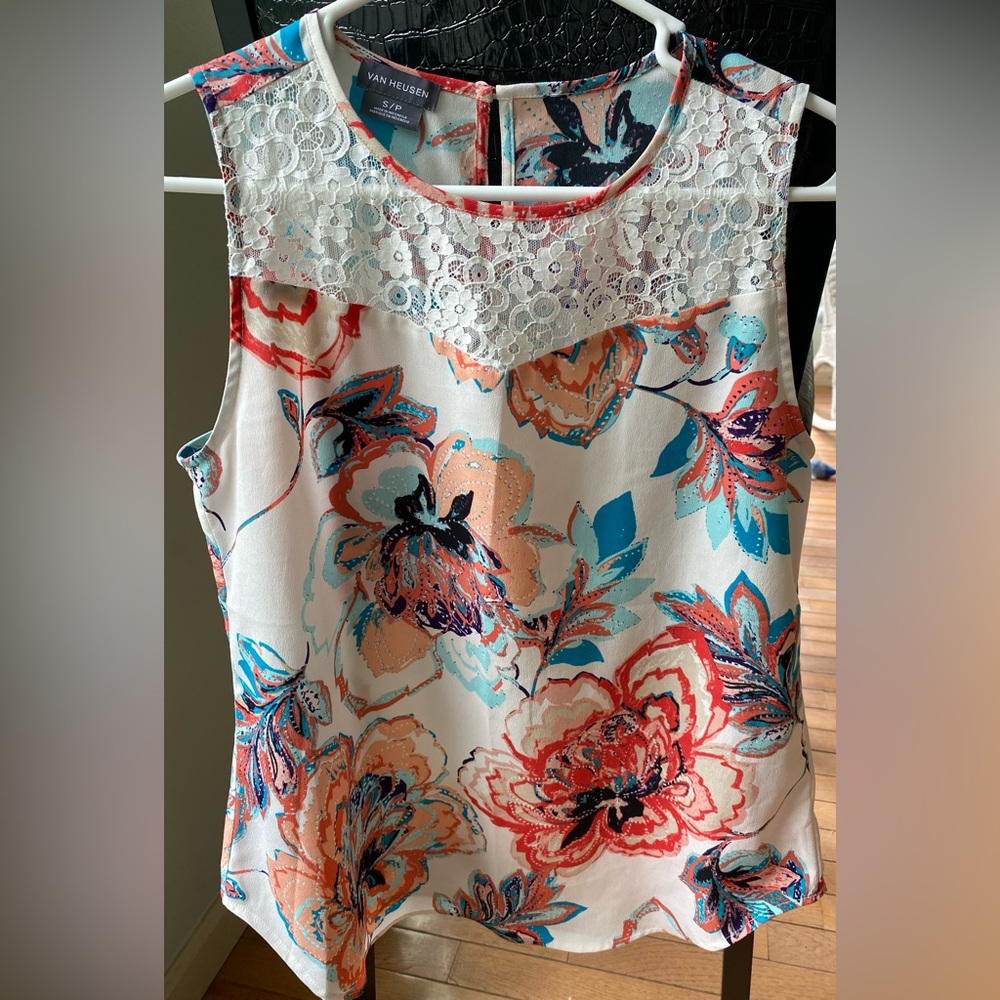 EUC Van Heusen floral and lace sleeveless blouse Like new condition